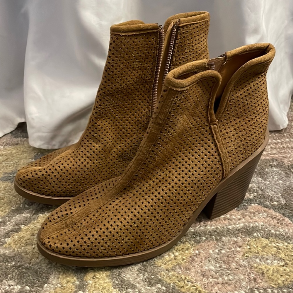 Mesh tan booties